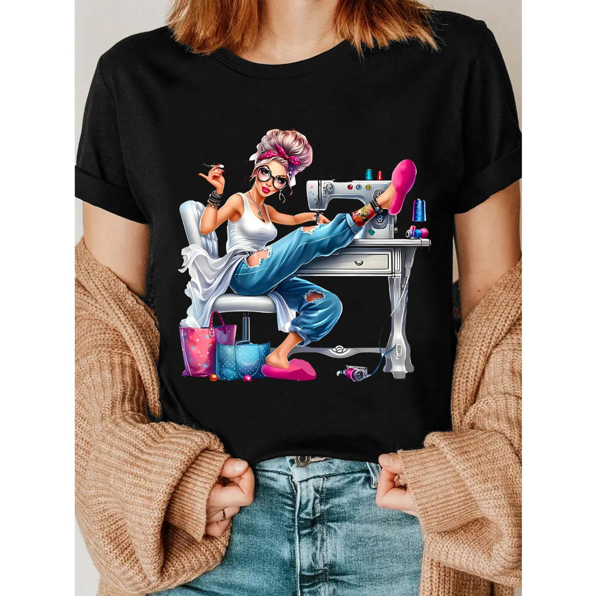 Women's Pink Sewing-Themed T-Shirt, Featuring A Vintage Sewing Machine And Sewing Tool Print; Designed for Women's Tailors; Suitable for Sewing Classes, Craft Activities, And Casual Attire; Fashionable Casual Sporty Crew Neck T-Shirt; Comfortable All